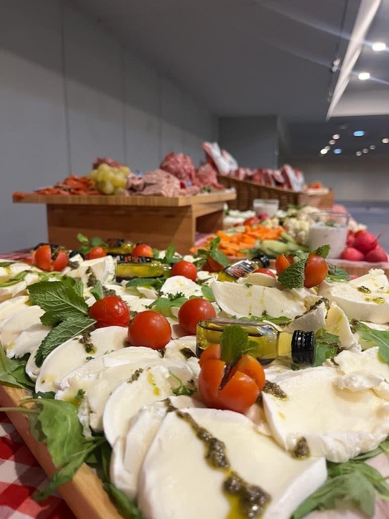 Buffet de légumes frais, fromages et charcuterie