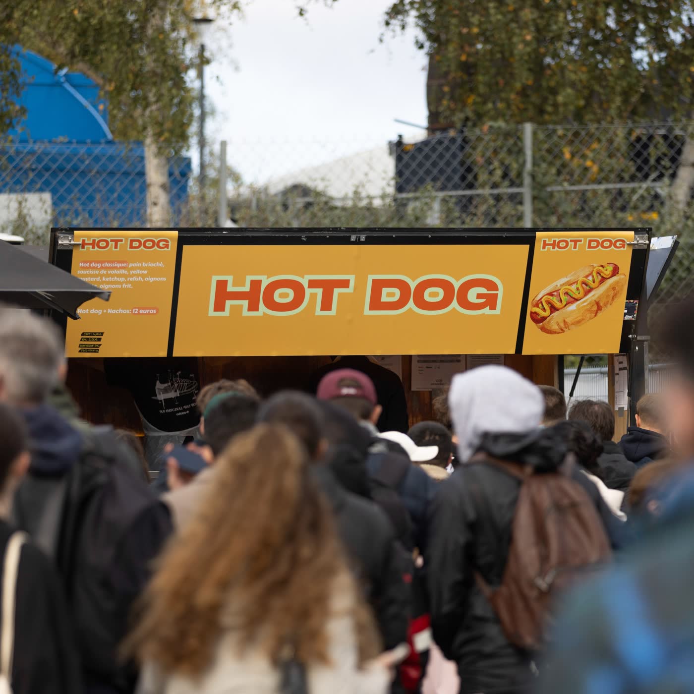 Festivaliers devant le stand Hot Dog