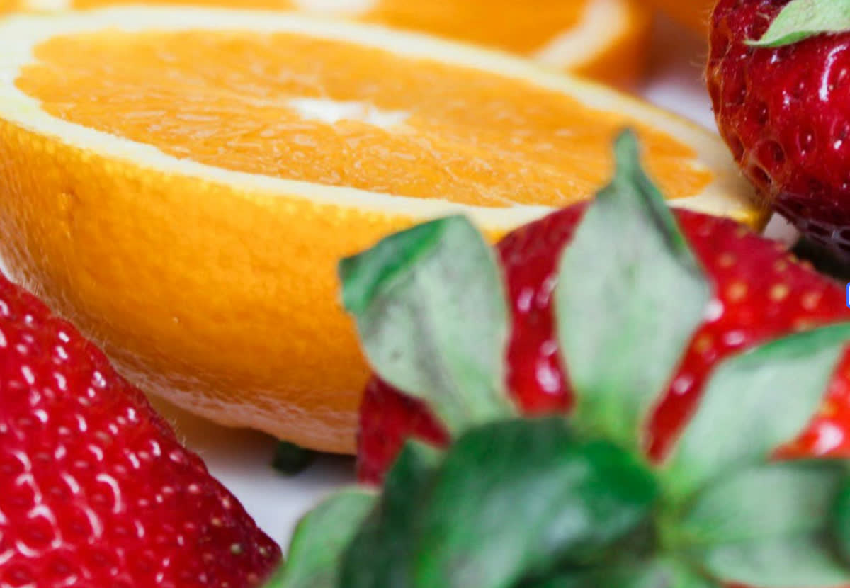 Oranges et fraises fraîches