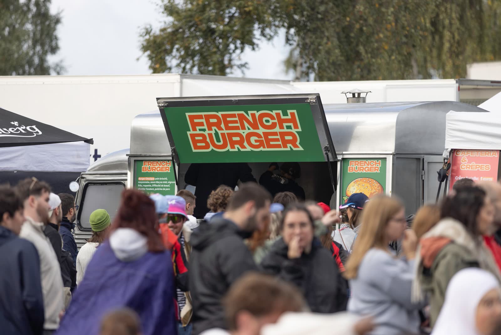 Foule de festivaliers devant le stand French Burger