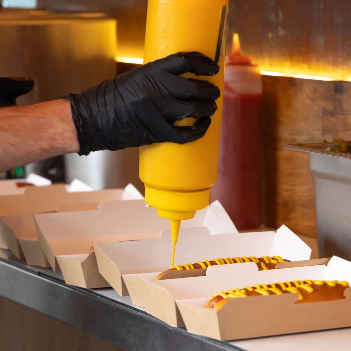 Hot dogs garnis de moutarde au passe