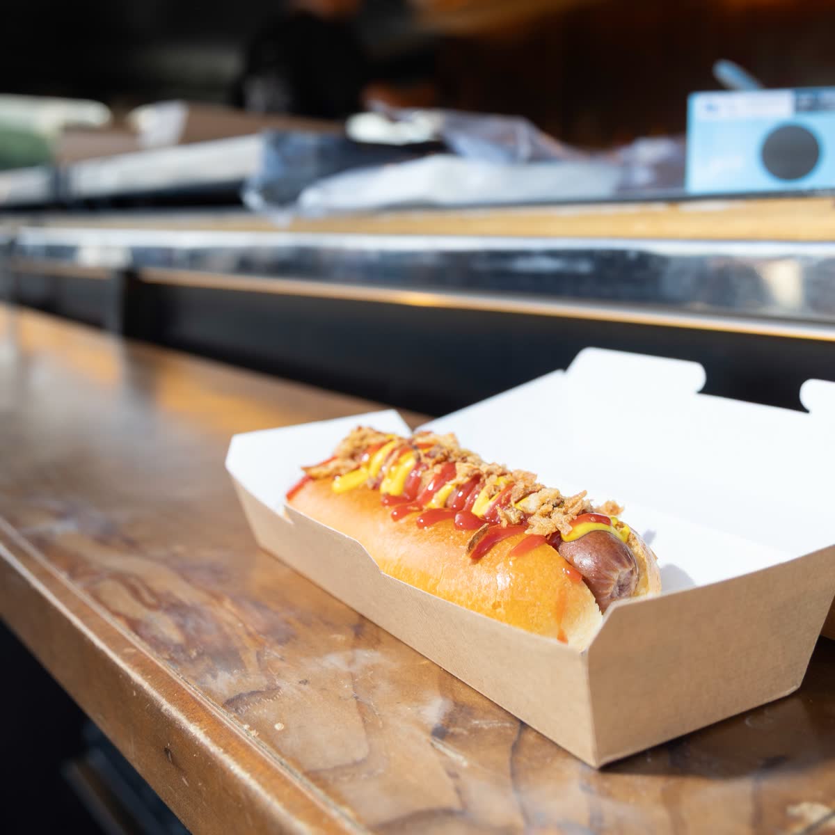 Hot dog servi en barquette carton