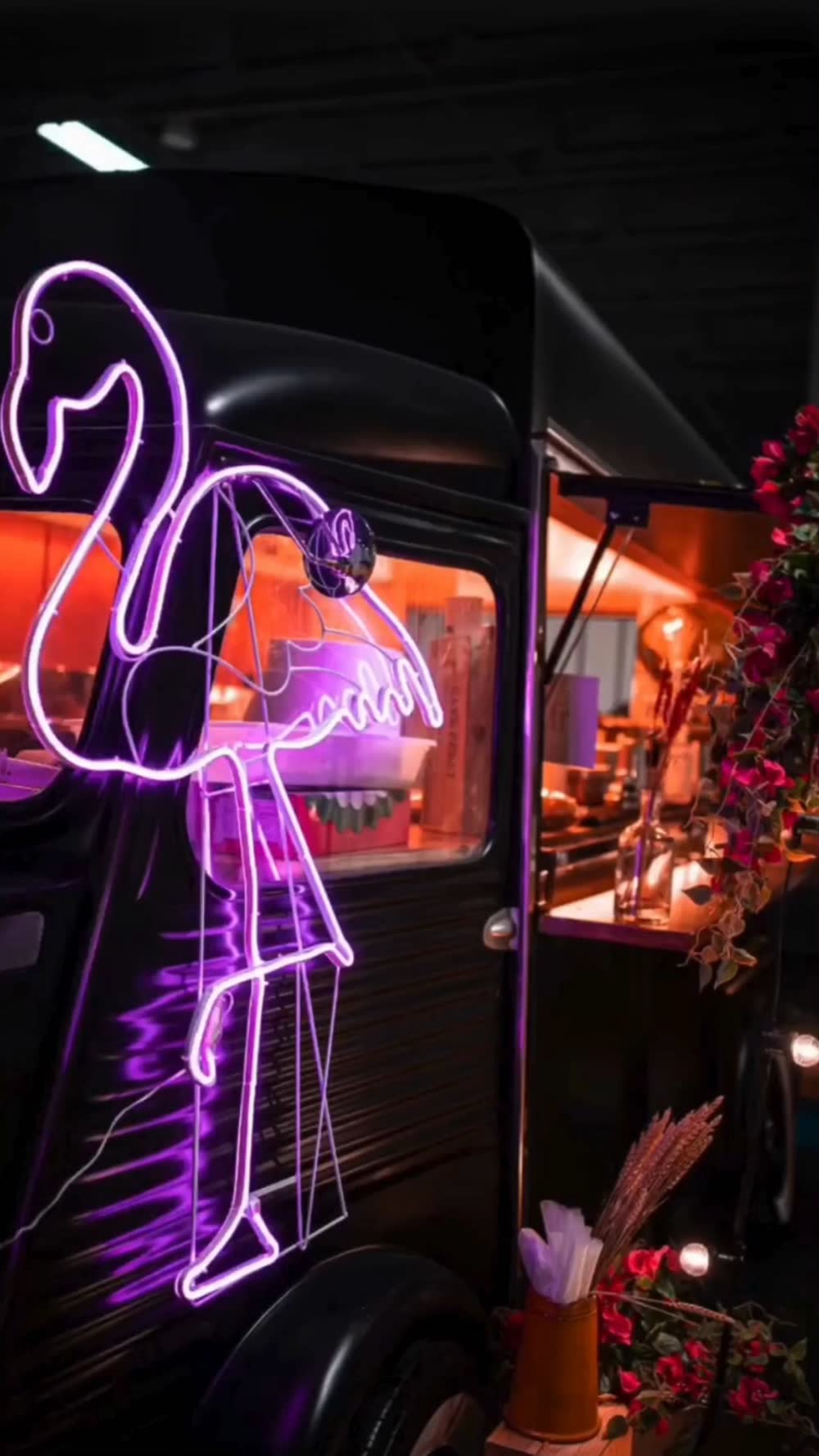Le food truck HY de nuit, néon flamant allumé