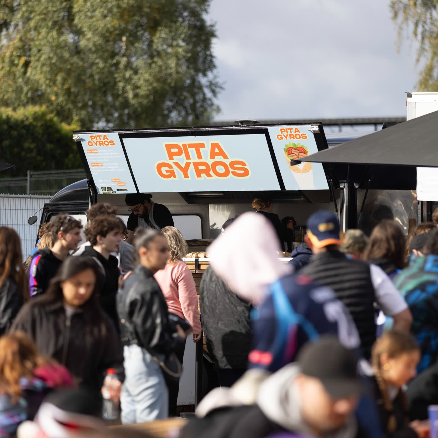 Foule devant le stand Pita Gyros