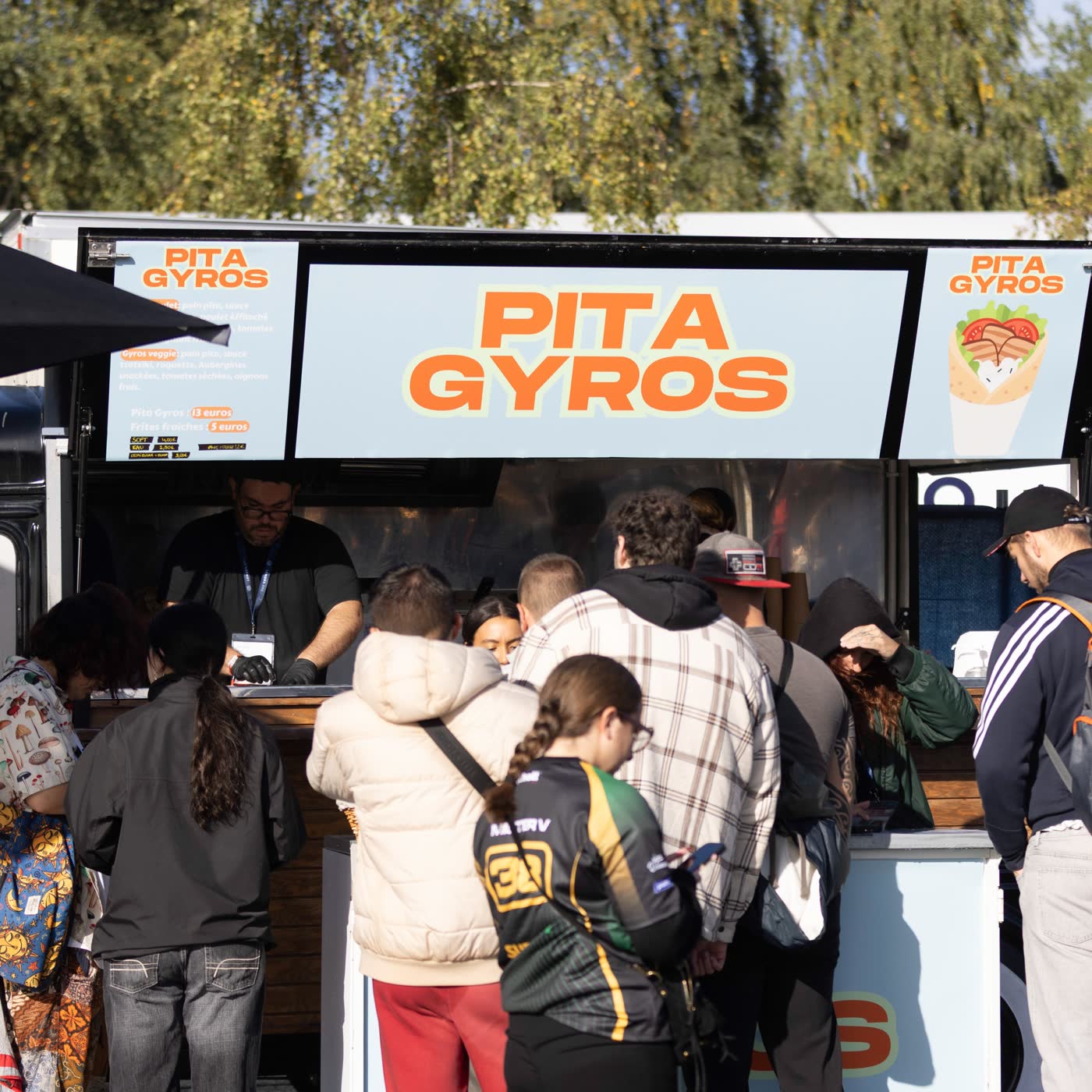 File d'attente devant le stand Pita Gyros