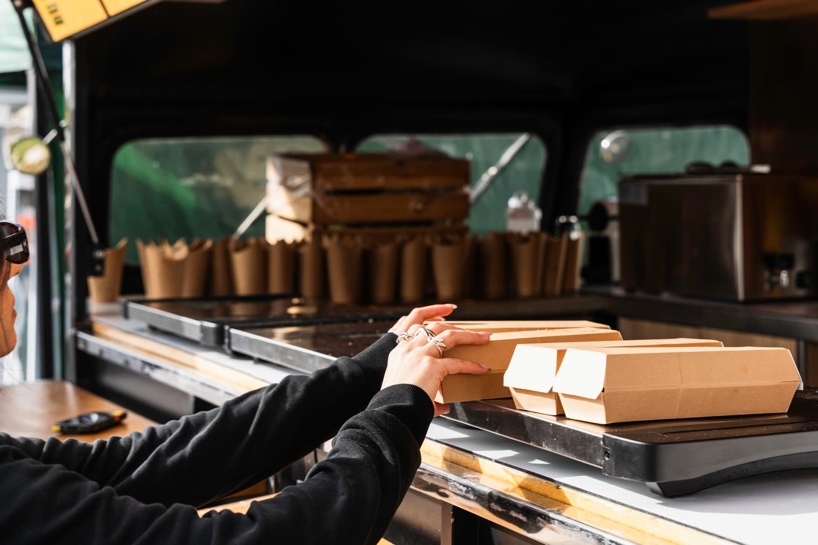Barquettes servies au comptoir du camion