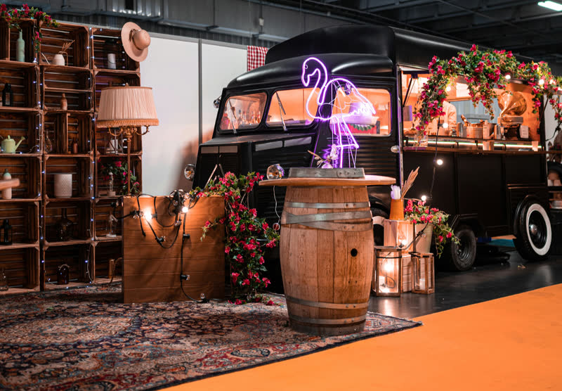 Le camion HY installé dans un décor de caisses en bois