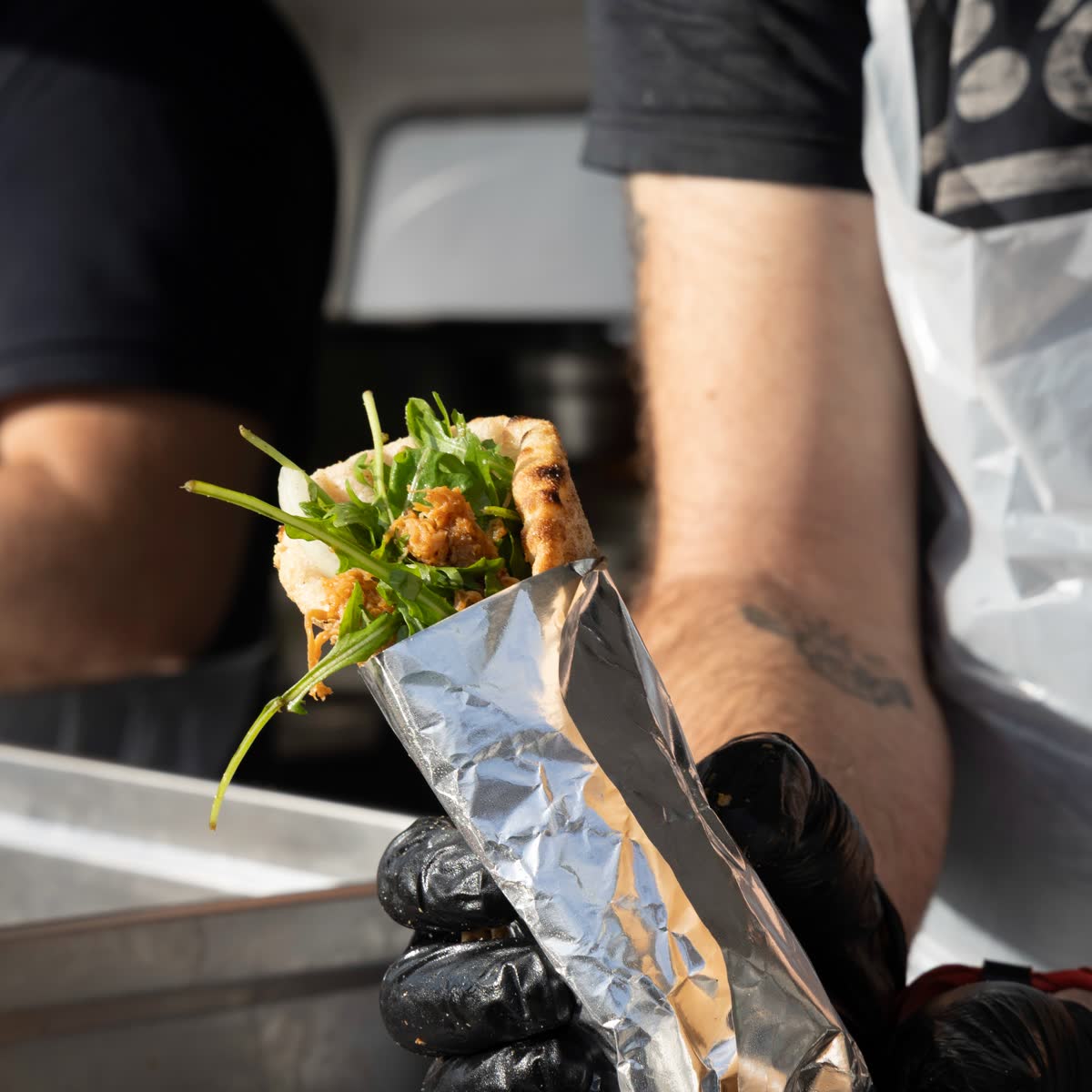 Pita gyros servie par une main gantée